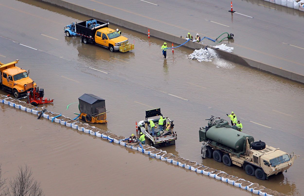 Historic flooding on the Meramec River closes Interstate 55